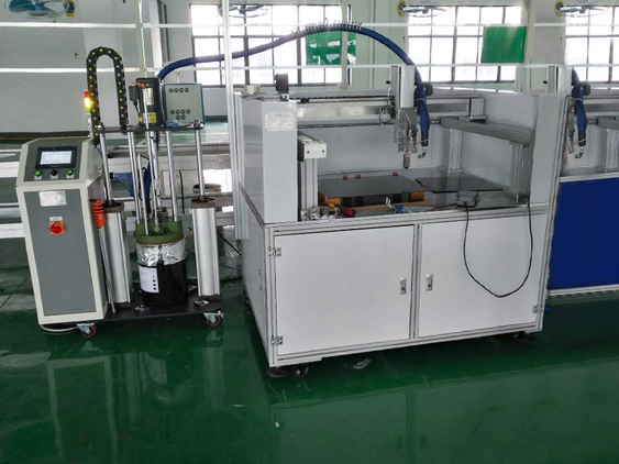  M&aacute;quina de adhesivo termofusible de 5 galones con aplicaci&oacute;n de plataforma de 3 ejes 