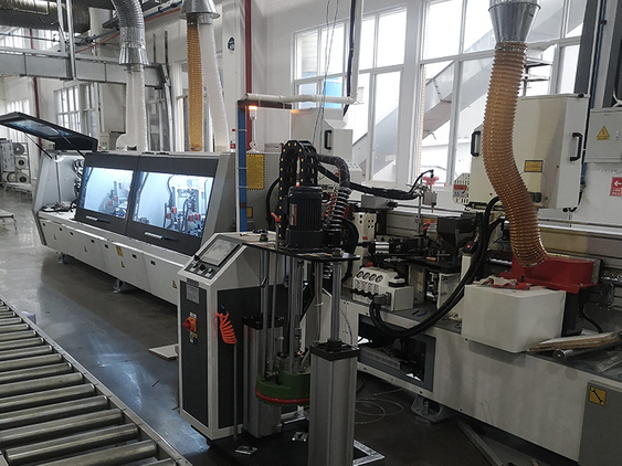 Aplicaci&oacute;n de la m&aacute;quina encoladora de bordes de 5 galones