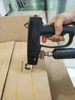 Pistola adhesiva de fusi&oacute;n en caliente PUR con tira manual y punta para embalaje de muebles de colch&oacute;n
