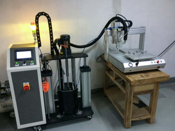 M&aacute;quina de adhesivo termofusible de 5 galones con aplicaci&oacute;n de plataforma de 3 ejes 2